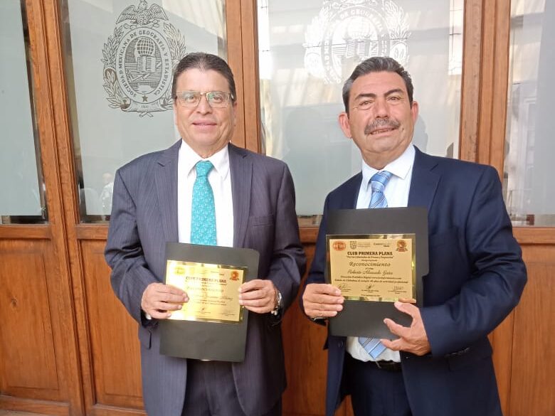 Los periodistas chihuahuenses, Martin Zermeño y Roberto Alvarado con los reconocimientos a su trayectoria por medio del Club Primera Plana. | FOTO: Cortesía