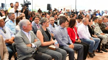 Diputados del PAN elogian la inversión en seguridad de Chihuahua con nueva entrega de uniformes, equipo y patrullas a 49 municipios. Maru Campos respalda el compromiso.